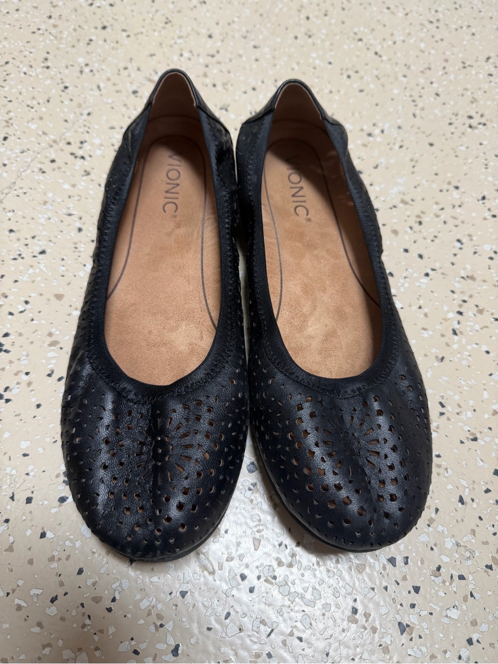 Vionic size 8 Robyn Black Leather Perforated Ballet Slip On Flats
